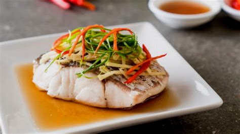 Pescado blanco cocinándose al vapor