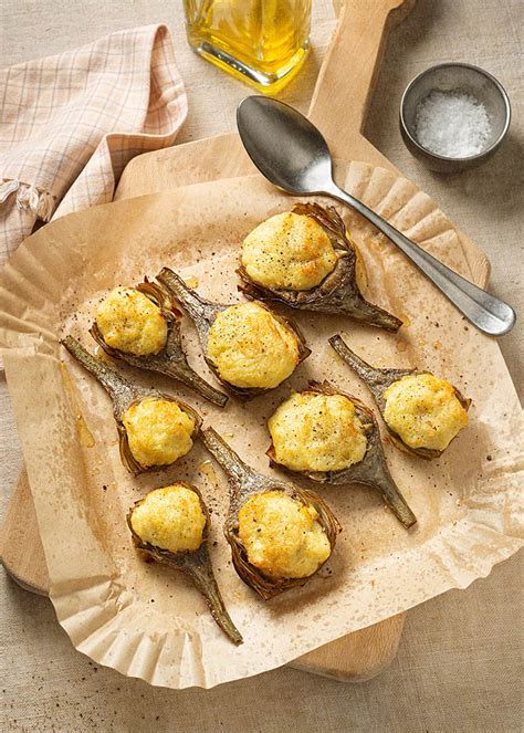 Alcachofas rellenas gratinándose en el horno