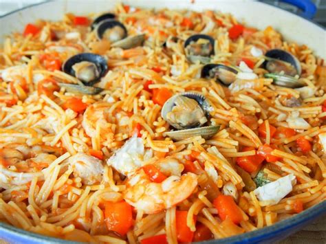 Fideuá recién hecha en paella con mariscos