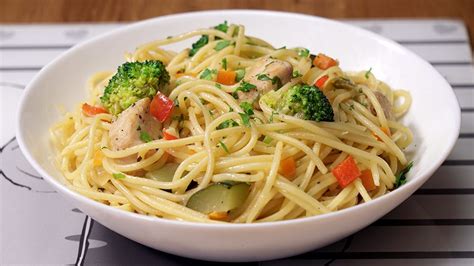 Plato de pasta con verduras y pollo