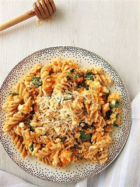 Plato de pasta de lentejas con calabaza y queso feta