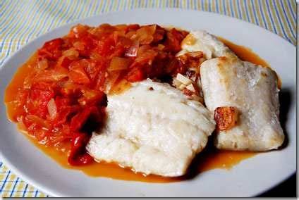 Mesa con Bacalao a la Vizcaína y una copa de Txakoli