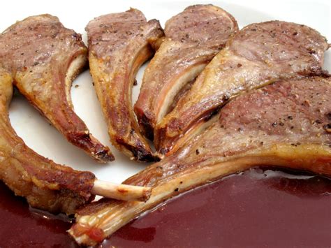 Chuletas de cordero horneándose