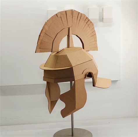Diseño de casco imperial romano con materiales de manualidades