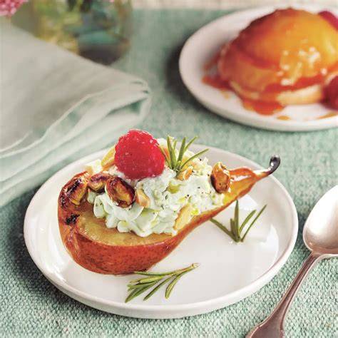 Tostada de queso crema, peras y nueces con miel