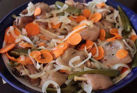 Plato de escabeche de cerdo con puré de zanahoria y crujiente