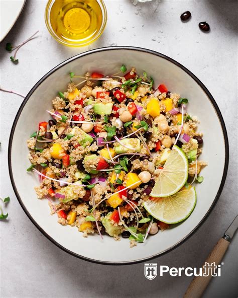 Ilustración de los ingredientes frescos para la ensalada: piña, cebolla morada