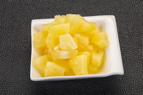 Primer plano de los trozos de piña y cebolla morada preparados para la ensalada