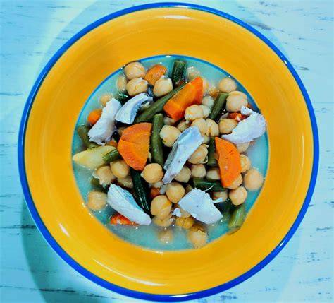 Puchero con pollo y verduras