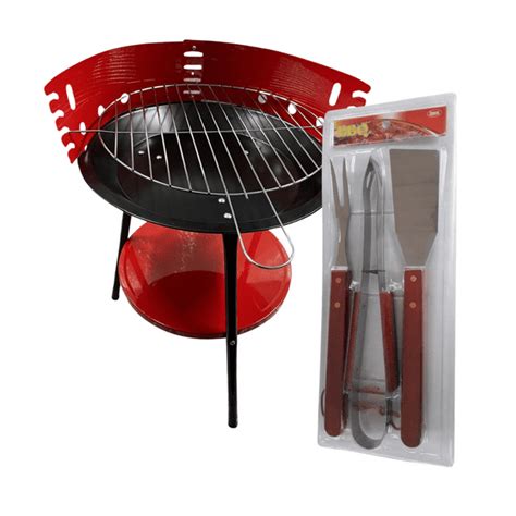 Barbacoa con parrilla y utensilios