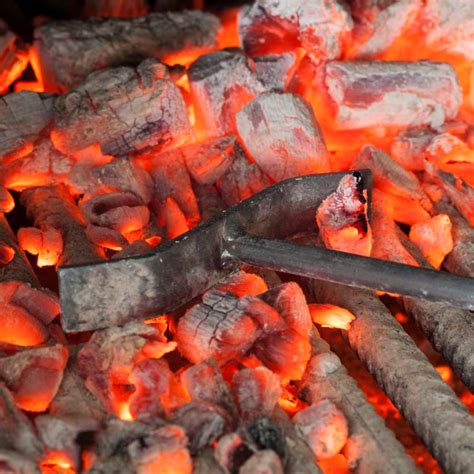 Brasas listas para cocinar en la barbacoa