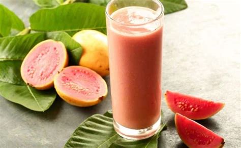 Batido de guayaba y avena en un vaso