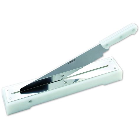 Detalle de la hoja de un cuchillo para cortar bacalao