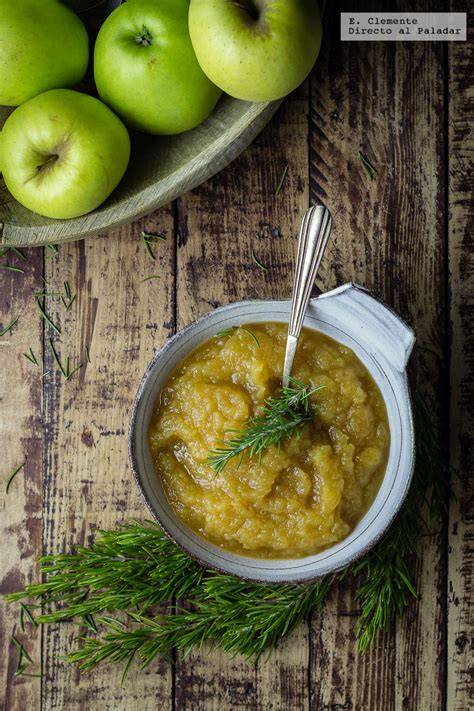 Puré de manzana y romero en un bol