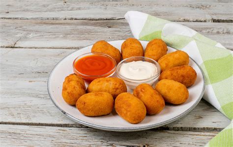 Proceso de elaboración de croquetas de pollo, patata y requesón
