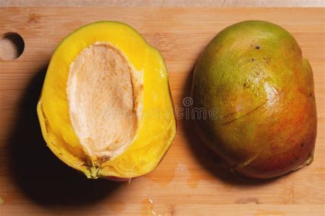 Un mango cortado y dispuesto en forma de flor, mostrando la pulpa de color naranja.