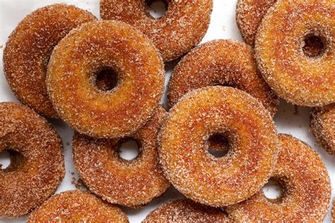 Donas decoradas con azúcar y canela