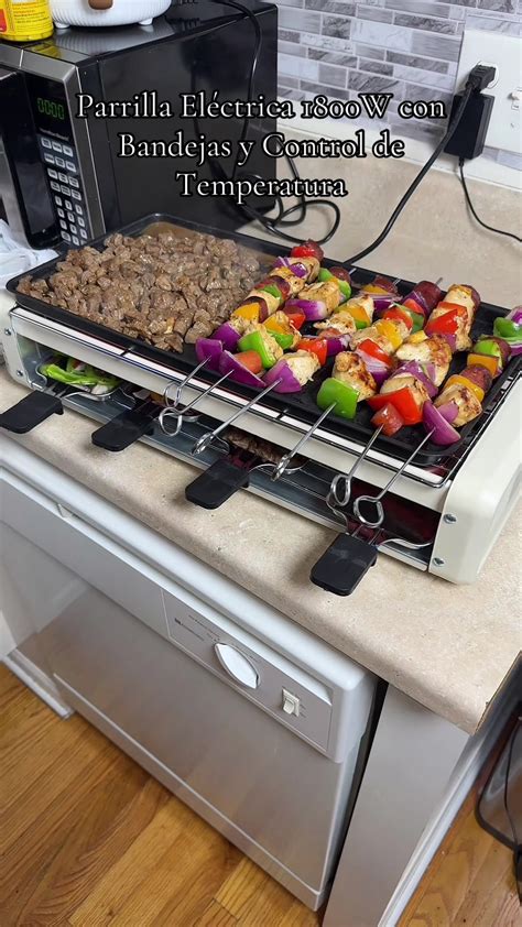 Parrilla eléctrica en funcionamiento cocinando alimentos