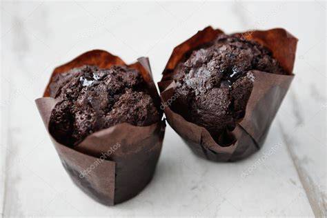 Magdalenas de chocolate recién horneadas