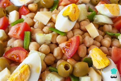 Ensalada de garbanzos con atún y huevo duro lista para servir