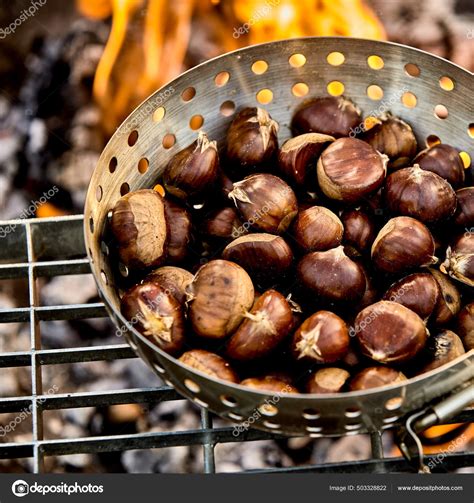 Imagen de castañas asándose en una bandeja de horno