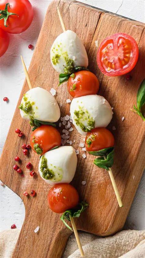 Ingredientes frescos para sofrito de tomate, mozzarella y pesto