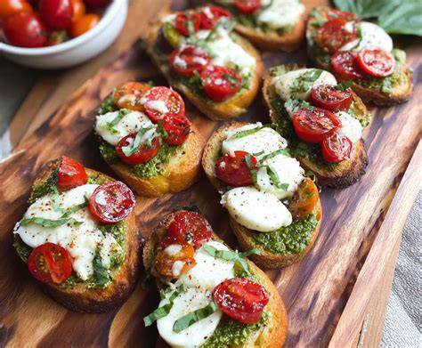 Crostini con pesto, tomate y mozzarella en un plato