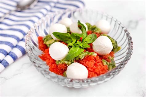 Granizado de tomate con perlas de mozzarella y pesto