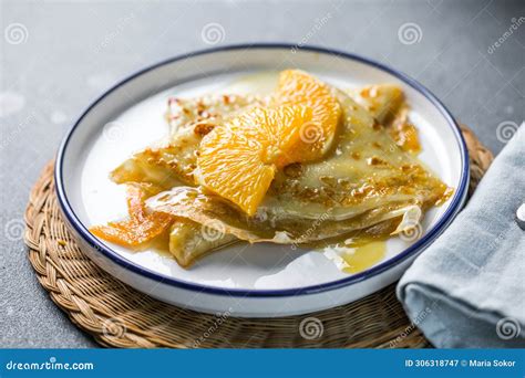 Apilado de crepes Suzette en un plato
