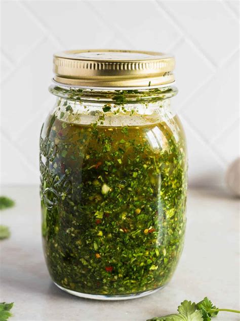 Frasco de vidrio con chimichurri casero