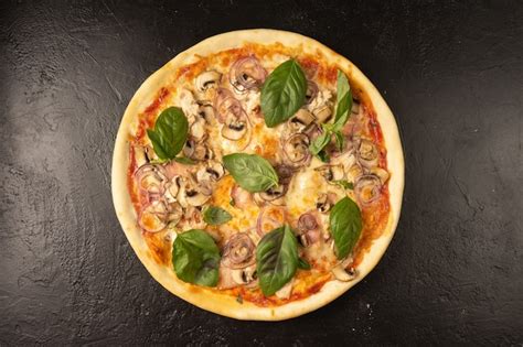 Pizza recién horneada con bordes dorados