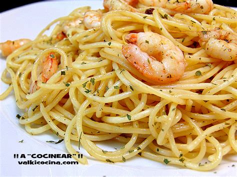 Espaguetis con gambas emplatados