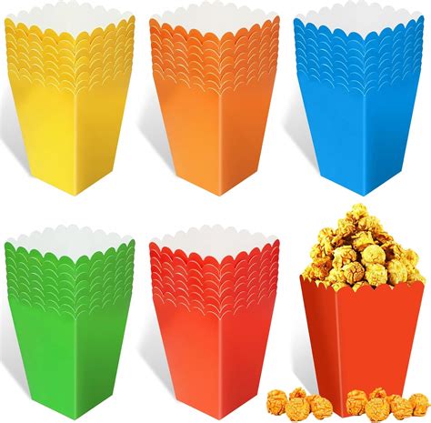 Variedad de recipientes de cartón para palomitas con diseños temáticos