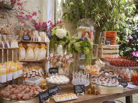Mesa de dulces con alturas creadas por cajas de madera y expositores