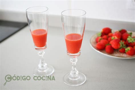 Cóctel de Frutillas y Champagne en copas