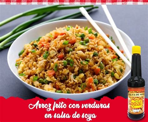 Arroz frito tradicional chino con brotes de soja