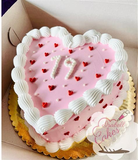 Esquema para formar un pastel con forma de corazón usando un bizcocho cuadrado y uno circular