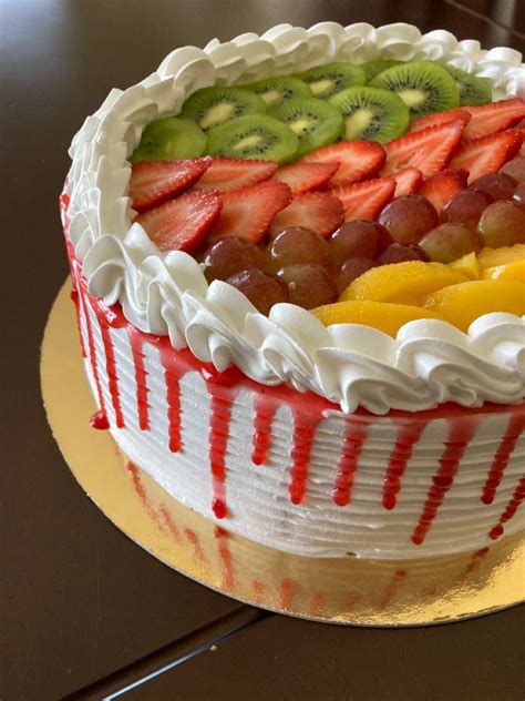 Pastel de corazón decorado con frutas y glaseado rojo
