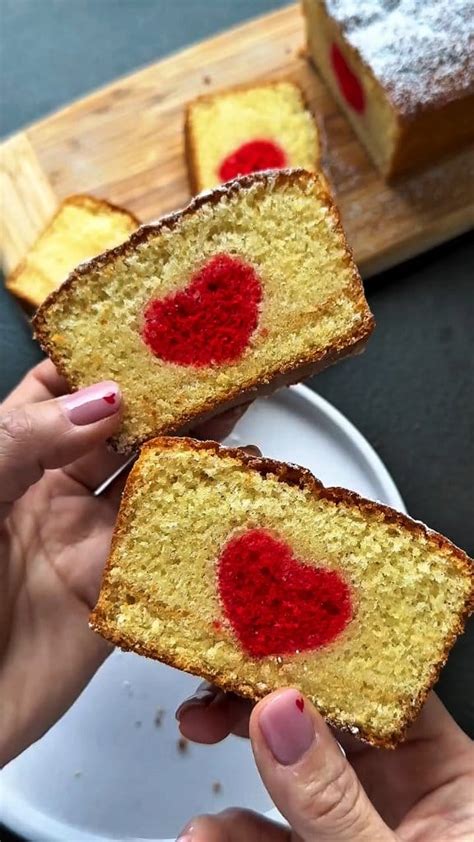 Bizcocho con sorpresa de corazón rosa en el centro