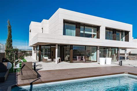 Imagen de un chalet moderno con piscina y barbacoa