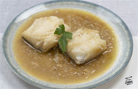 Bacalao encebollado plato tradicional