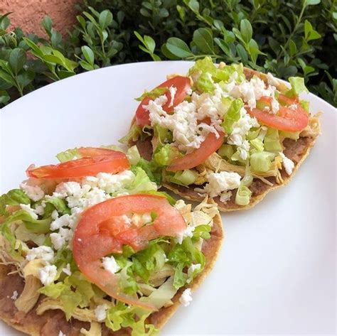 Tostadas de carne deshebrada con lechuga, tomate y aguacate