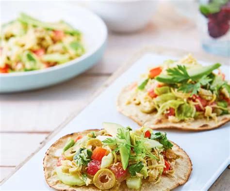 Ingredientes frescos para tostadas de salpicón