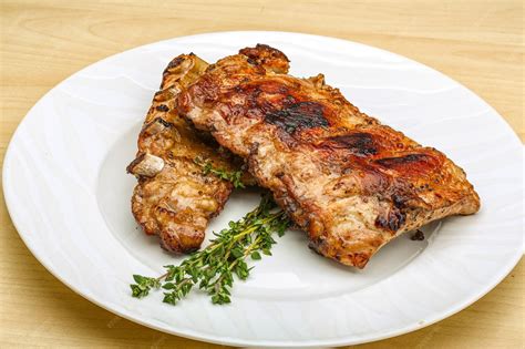 Costillas de cerdo asadas con chimichurri