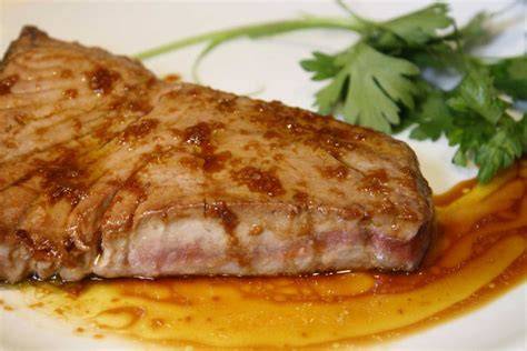 Atún rojo marinado con salsa de soja y jengibre listo para la parrilla
