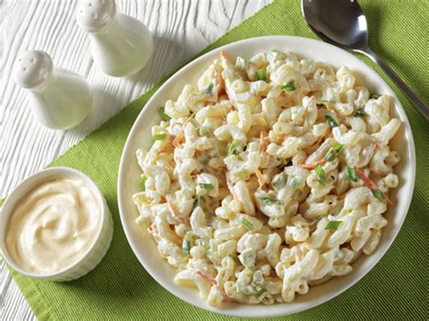 Ensalada de pasta fresca con mayonesa y aceitunas