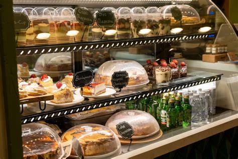 Postres con apariencia impecable en una vitrina