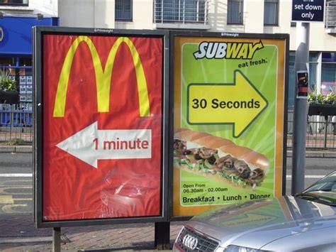 Cartel publicitario de comparativa entre dos marcas de comida rápida