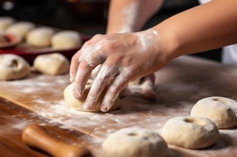 Estudiante de panadería amasando masa