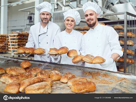 Equipo de panaderos trabajando en una panadería